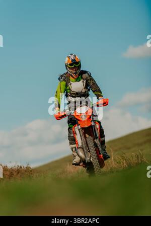 Cycliste enduro professionnel en action. Sport de motocross. Banque D'Images