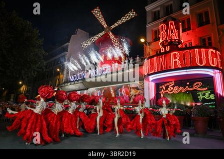 Paris, France. 10 juillet 2025. Des danseurs se produisent devant le cabaret du Moulin Rouge alors que ses ailes tournent à Paris le 10 juillet 2025. Photo de Firas Abdullah/ABACAPRESS.COM crédit : Abaca Press/Alamy Live News Banque D'Images