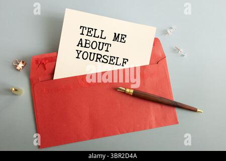 Parlez-moi de vous-même, les mots de texte typographie écrit sur papier sur fond de bois, la vie et l'entreprise motivational concept d'inspiration Banque D'Images