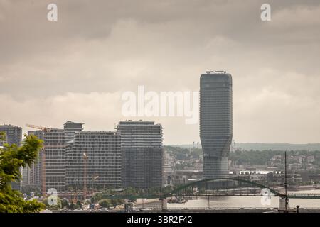 BELGRADE, SERBIE - 22 AVRIL 2025 : vue panoramique couverte de Belgrade Waterfront skyline avec Kula Beograd près de la rivière sava. beograd na vodi est un contro Banque D'Images