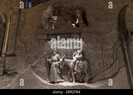Œuvre d'art arved sur un mur de sel gemme dans la mine de sel de Wieliczka à Wieliczka, Pologne Banque D'Images