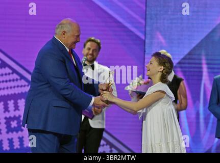 Vitebsk, Biélorussie. 10 juillet 2025. Le président biélorusse Alexander Loukachenko (1er l) remet un prix au lauréat du concours de chant pour enfants lors du 34e Festival international des arts 'Slavianski Bazaar' à Vitebsk, Biélorussie, le 10 juillet 2025. Le festival a débuté jeudi à Vitebsk en Biélorussie, réunissant des interprètes, des artistes et des groupes créatifs de premier plan du monde entier. Crédit : Henadz Zhinkov/Xinhua/Alamy Live News Banque D'Images