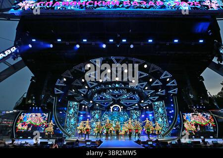 Vitebsk, Biélorussie. 10 juillet 2025. Les gens se produisent lors du 34e Festival international des arts 'Slavianski Bazaar' à Vitebsk, Biélorussie, le 10 juillet 2025. Le festival a débuté jeudi à Vitebsk en Biélorussie, réunissant des interprètes, des artistes et des groupes créatifs de premier plan du monde entier. Crédit : Henadz Zhinkov/Xinhua/Alamy Live News Banque D'Images