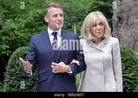 Londres, Royaume-Uni. 09 juillet 2025. Le Président de la République française, Emmanuel Macron et son épouse la première Dame de France Brigitte Macron arrivent à Downing Street le deuxième jour de la visite d'État du Président au Royaume-Uni. Crédit : SOPA images Limited/Alamy Live News Banque D'Images