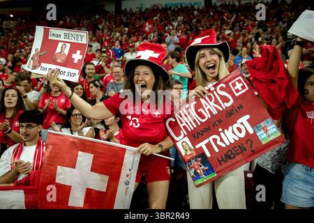 Genève, Suisse. 10 juillet 2025. Genève, Suisse, 10 juillet 2025 : les fans suisses après le match UEFA Womens EURO 2025 Group A entre la Finlande et la Suisse au stade de Genève, en Suisse. (Pedro Porru/SheKicks/SPP) crédit : SPP Sport Press photo. /Alamy Live News Banque D'Images