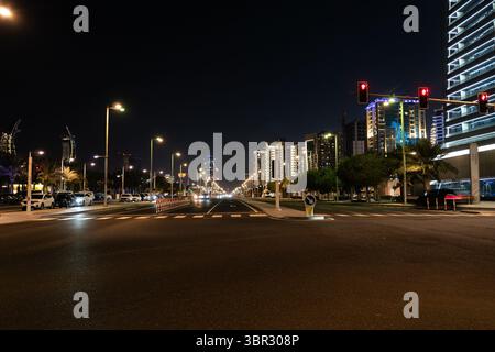 Un paysage urbain nocturne doha. Les gratte-ciel brillent la nuit à Doha, Qatar. Banque D'Images