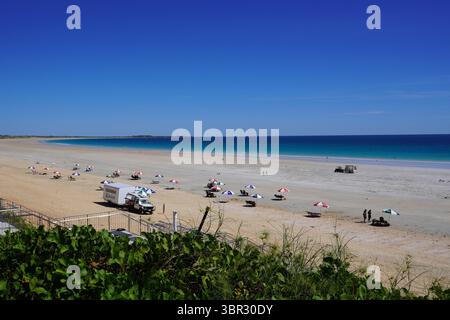 Parasols et chaises longues sur Cable Beach, Broome Banque D'Images