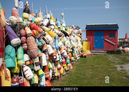 Yarmouth, Canada. 04 juin 2025. Bouées de homard accrochées à un mur. Crédit : Sebastian Kahnert/dpa/Alamy Live News Banque D'Images