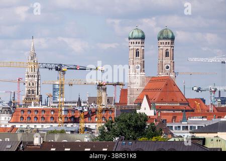 Munich, Allemagne. 10 juillet 2025. Vue de la vieille ville de Munich (Bavière) le 10.07.2025. Entre autres, la nouvelle mairie de Marienplatz, l’église paroissiale de l’Alter Pierre et la Frauenkirche ainsi que de nombreuses grues de construction sont visibles. Le paysage urbain de Munich est caractérisé par des bâtiments centenaires. Avec 1,5 millions d'habitants, Munich est la ville la plus peuplée de Bavière, la troisième plus grande municipalité d'Allemagne et l'une des villes les plus visitées d'Europe. Crédit : Matthias Balk/dpa/Alamy Live News Banque D'Images