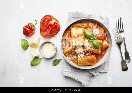 Paccheri Pâtes avec sauce tomate et basilic dans une assiette, vue d'en haut Banque D'Images