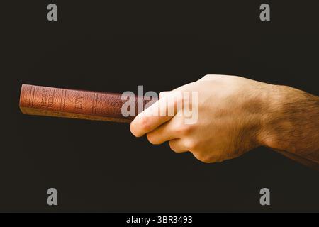 Gros plan de la Bible tenant la main Banque D'Images