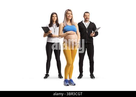 Femme enceinte avec un entraîneur de fitness masculin et féminin isolé sur fond blanc Banque D'Images