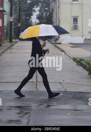 10 juillet 2020, Allentown, PA, États-Unis : Kiyana Myers d'Allentown, Pennsylvanie, marche le long de North second Street avec son parapluie alors que la tempête tropicale Fay amène de fortes pluies dans l'État Keystone le vendredi 10 juillet 2020. (Crédit image : © TNS via ZUMA Wire) Banque D'Images