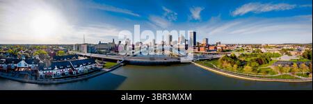 16 avril 2020, Rochester, New York, États-Unis d'Amérique : vue panoramique de la ville de Rochester, New York avec le pont commémoratif Frederick DouglassÃ Susan B. Anthony au premier plan. Le pont est une voûte soutenue par une voûte qui traverse la rivière Genesee et qui s'étend sur 140,9 mètres (crédit image : © Alan Schwartz/ZUMA Wire) Banque D'Images