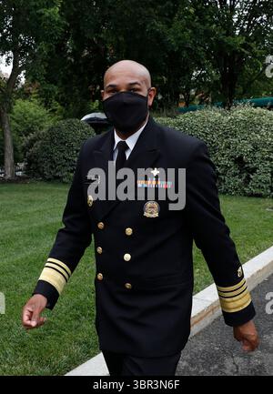 7 juillet 2020, Washington, District of Columbia, États-Unis : le vice-amiral (VADM) Jerome M. Adams, M.D., M.P.H., chirurgien général des États-Unis, à gauche, passe devant des journalistes devant l'aile ouest de la Maison Blanche à Washington le 7 juillet 2020 (crédit image : © Yuri Gripas/CNP via ZUMA Wire) Banque D'Images