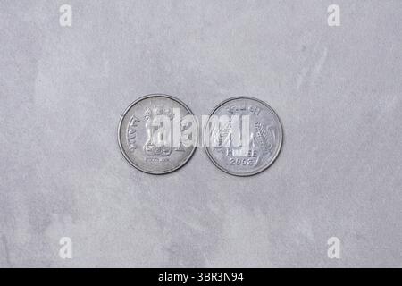 Indien une roupie vieille pièce de 2003, montrant à la fois le recto et le verso. Monnaie INR historique. Banque D'Images