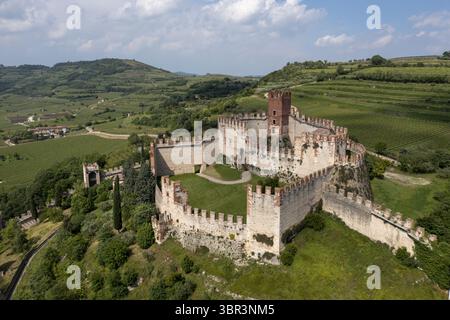 Vue aérienne de l'ancienne forteresse Castello Scaligero debout fièrement au milieu des collines verdoyantes, une sentinelle intemporelle surplombant le paysage, Castello Scaligero, Vénétie, Italie. Banque D'Images
