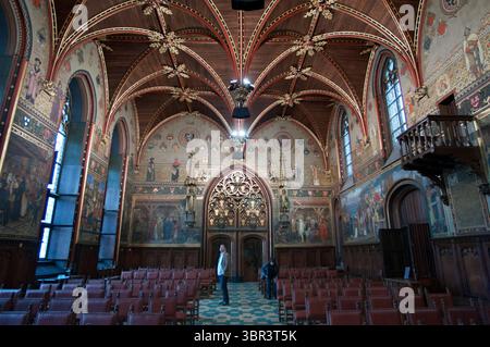 19 septembre 2010, Bruges, Flandre occidentale, Belgique : plafond voûté de la salle gothique à l'intérieur de la mairie, Bruges, Belgique, Europe. Ce bâtiment gothique a été construit entre 1376 et 1420 ; il a été l'un des premiers hôtels de ville monumentaux des pays-Bas et le plus ancien bâtiment civil de Belgique. À l'avant, six fenêtres gothiques entourées de 48 statues représentant des figures royales et bibliques. Les statues originales ont été démolies au lendemain de la Révolution française. (Crédit image : © Sergi ReboredoZUMA Wire) Banque D'Images
