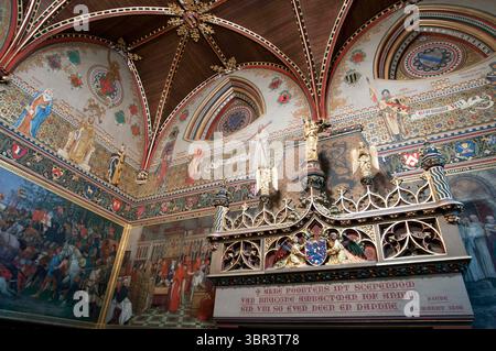 19 septembre 2010, Bruges, Flandre occidentale, Belgique : plafond voûté de la salle gothique à l'intérieur de la mairie, Bruges, Belgique, Europe. Ce bâtiment gothique a été construit entre 1376 et 1420 ; il a été l'un des premiers hôtels de ville monumentaux des pays-Bas et le plus ancien bâtiment civil de Belgique. À l'avant, six fenêtres gothiques entourées de 48 statues représentant des figures royales et bibliques. Les statues originales ont été démolies au lendemain de la Révolution française. (Crédit image : © Sergi ReboredoZUMA Wire) Banque D'Images