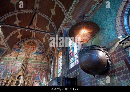 19 septembre 2010, Bruges, Flandre occidentale, Belgique : plafond voûté de la salle gothique à l'intérieur de la mairie, Bruges, Belgique, Europe. Ce bâtiment gothique a été construit entre 1376 et 1420 ; il a été l'un des premiers hôtels de ville monumentaux des pays-Bas et le plus ancien bâtiment civil de Belgique. À l'avant, six fenêtres gothiques entourées de 48 statues représentant des figures royales et bibliques. Les statues originales ont été démolies au lendemain de la Révolution française. (Crédit image : © Sergi ReboredoZUMA Wire) Banque D'Images