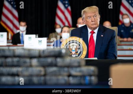 10 juillet 2020, Doral, Floride, États-Unis d'Amérique : le président Donald J. Trump reçoit une séance d'information sur les opérations renforcées de contre-ternarcotique Southcom vendredi 10 juillet 2020, au United States Southern Command à Doral, en Floride. Personnes : le président Donald Trump. (Crédit image : © SMG via ZUMA Wire) Banque D'Images