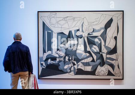 24 septembre 2009, New York, New York, États-Unis : la peinture osario de Pablo Picasso au Museum of Modern Art, MoMA, New York City, États-Unis d'Amérique. La Maison du Charnier est une peinture d’environ 1944â€"1948 de l’artiste espagnol Pablo Picasso (1881â€"1973), prétendument consacrée au génocide nazi de l’Holocauste. La composition en noir et blanc « grisaille » est centrée sur un tas de cadavres, et était principalement basée sur des films et des photographies d'une famille massacrée pendant la guerre civile espagnole[1]. Elle est considérée comme la deuxième peinture anti-guerre majeure de Picasso, la première étant le Banque D'Images