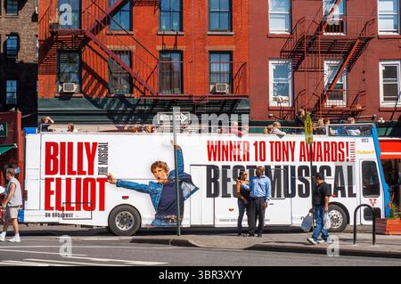 25 septembre 2009, New York, New York, États-Unis : un bus de tournée avec la comédie musicale Billy Elliot va devant Greenwich Village. À l'heure actuelle, bien que endurant l'esprit bohème et avant-gardiste du passé, le quartier est la zone de divertissement. Le cœur du village, le Washington Square Park, est toujours animé par les artistes, résidents, touristes et étudiants de l'Université de New York située à l'extrémité sud du parc. (Crédit image : © Sergi Reboredo/ZUMA Wire) Banque D'Images