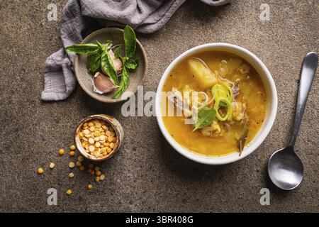 Bol de soupe aux petits pois avec morceaux de jambon et de viande, vue de dessus Banque D'Images