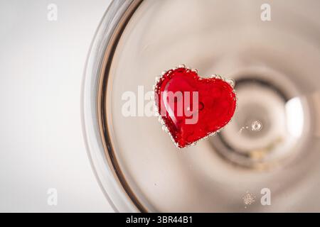 Carte de vœux ou de fond de la Saint-Valentin.Cœur rouge à l'intérieur d'un verre de champagne en gros plan avec de l'espace libre Banque D'Images