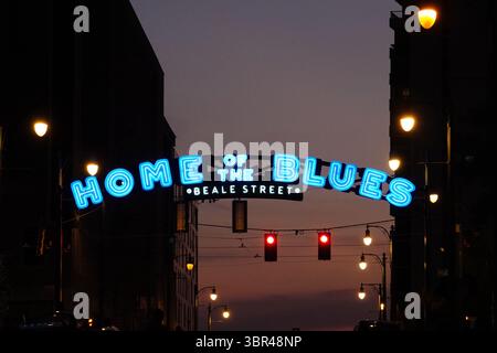 10 juillet 2020, Memphis, Tennessee, USA : quartier de divertissement de Beale Street le 10 juillet 2020. De nombreux bars et restaurants du centre-ville de Memphis ont été fermés en raison de préoccupations liées à la pandémie de COVID-19. 16 propriétaires de bars qui ont été fermés la semaine dernière en raison de préoccupations au sujet de la propagation du COVID-19Ãs ont poursuivi le département de la santé du comté de Shelby en vue d’annuler la directive. Les poursuites intentées devant le tribunal de district des États-Unis à Memphis le lundi 13 juillet, soutiennent que la directive du ministère de la santé distingue injustement les bars et les restaurants à service limité pour la mesure d'exécution. Il y a un libellé législatif qui exempte Banque D'Images
