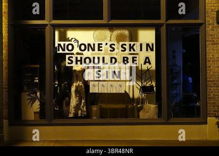 10 juillet 2020, Memphis, Tennessee, États-Unis : certaines entreprises de Memphis soutiennent le mouvement Black Lives Matters. De nombreux bars et restaurants du centre-ville de Memphis ont été fermés en raison de préoccupations liées à la pandémie de COVID-19. 16 propriétaires de bars qui ont été fermés la semaine dernière en raison de préoccupations au sujet de la propagation du COVID-19Ãs ont poursuivi le département de la santé du comté de Shelby en vue d’annuler la directive. (Crédit image : © Karen Focht/ZUMA Wire) Banque D'Images