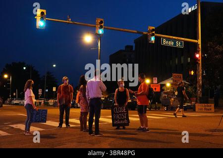 10 juillet 2020, Memphis, Tennessee, USA : manifestants dans le quartier de divertissement de Beale Street le 10 juillet 2020. De nombreux bars et restaurants du centre-ville de Memphis ont été fermés en raison de préoccupations liées à la pandémie de COVID-19. 16 propriétaires de bars qui ont été fermés la semaine dernière en raison de préoccupations au sujet de la propagation de COVID-19â€™ ont poursuivi le département de santé du comté de Shelby en vue de renverser la directive. Les poursuites intentées devant le tribunal de district des États-Unis à Memphis le lundi 13 juillet, soutiennent que la directive du ministère de la santé distingue injustement les bars et les restaurants à service limité pour la mesure d'exécution. Il y a un langage législatif Banque D'Images