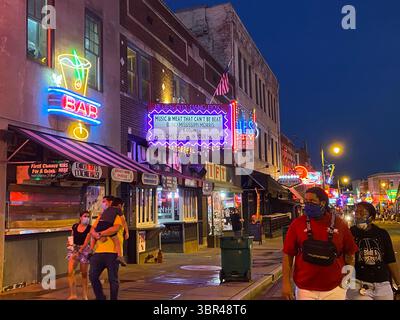 10 juillet 2020, Memphis, Tennessee, USA : quartier de divertissement de Beale Street le 10 juillet 2020. De nombreux bars et restaurants du centre-ville de Memphis ont été fermés en raison de préoccupations liées à la pandémie de COVID-19. 16 propriétaires de bars qui ont été fermés la semaine dernière en raison de préoccupations au sujet de la propagation du COVID-19Ãs ont poursuivi le département de la santé du comté de Shelby en vue d’annuler la directive. Les poursuites intentées devant le tribunal de district des États-Unis à Memphis le lundi 13 juillet, soutiennent que la directive du ministère de la santé distingue injustement les bars et les restaurants à service limité pour la mesure d'exécution. Il y a un libellé législatif qui exempte Banque D'Images