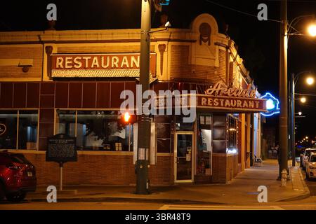 10 juillet 2020, Memphis, Tennessee, USA : le restaurant historique Arcade le 10 juillet 2020. De nombreux bars et restaurants du centre-ville de Memphis ont été fermés en raison de préoccupations liées à la pandémie de COVID-19. 16 propriétaires de bars qui ont été fermés la semaine dernière en raison de préoccupations au sujet de la propagation du COVID-19Ãs ont poursuivi le département de la santé du comté de Shelby en vue d’annuler la directive. Les poursuites intentées devant le tribunal de district des États-Unis à Memphis le lundi 13 juillet, soutiennent que la directive du ministère de la santé distingue injustement les bars et les restaurants à service limité pour la mesure d'exécution. Il existe un libellé législatif qui exempte esta Banque D'Images