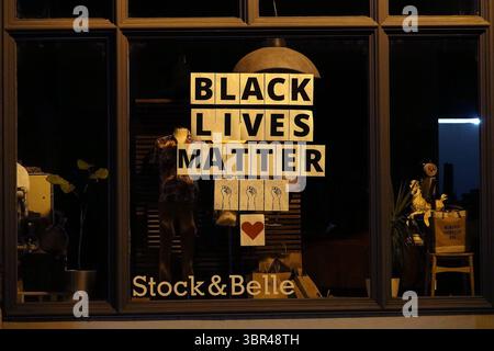 10 juillet 2020, Memphis, Tennessee, États-Unis : certaines entreprises de Memphis soutiennent le mouvement Black Lives Matters. De nombreux bars et restaurants du centre-ville de Memphis ont été fermés en raison de préoccupations liées à la pandémie de COVID-19. 16 propriétaires de bars qui ont été fermés la semaine dernière en raison de préoccupations au sujet de la propagation du COVID-19Ãs ont poursuivi le département de la santé du comté de Shelby en vue d’annuler la directive. (Crédit image : © Karen Focht/ZUMA Wire) Banque D'Images