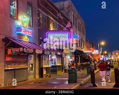 10 juillet 2020, Memphis, Tennessee, USA : quartier de divertissement de Beale Street le 10 juillet 2020. De nombreux bars et restaurants du centre-ville de Memphis ont été fermés en raison de préoccupations liées à la pandémie de COVID-19. 16 propriétaires de bars qui ont été fermés la semaine dernière en raison de préoccupations au sujet de la propagation du COVID-19Ãs ont poursuivi le département de la santé du comté de Shelby en vue d’annuler la directive. Les poursuites intentées devant le tribunal de district des États-Unis à Memphis le lundi 13 juillet, soutiennent que la directive du ministère de la santé distingue injustement les bars et les restaurants à service limité pour la mesure d'exécution. Il y a un libellé législatif qui exempte Banque D'Images