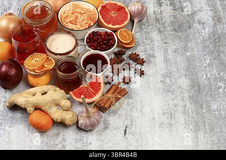 Des produits naturels sains avec de la vitamine C pour la grippe et le rhume. Sélectionnez des fruits et légumes frais et des ingrédients naturels pour renforcer le système immunitaire. Banque D'Images