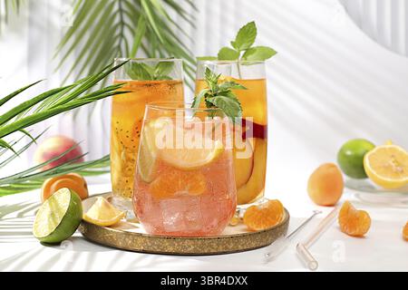 Fête d'été et bannière publicitaire de style de vie sain, cocktail végétalien diète avec des graines de chia, citron vert, citron, menthe et abricots. Régime détox et perte de poids Banque D'Images
