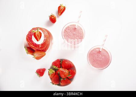 Verres de milkshake ou smoothie à la fraise. Boisson vitaminée saine d'été, régime alimentaire ou nourriture végétalienne. Vue de dessus Banque D'Images