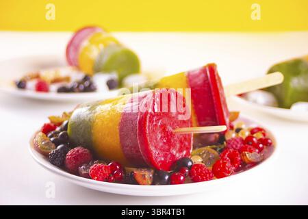 Délicieuses baies végétaliennes maison crème glacée superposée de popsicles colorées. Dessert d'été Banque D'Images