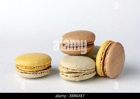 Cuisine française - macarons sur fond blanc, gros plan Banque D'Images