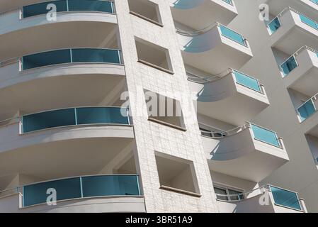 Image de fond d'une partie de la façade avec balcons et fenêtres. fond architectural abstrait Banque D'Images