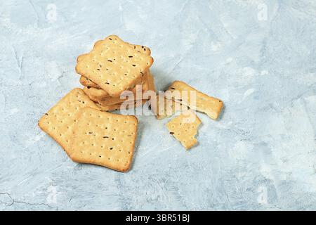 Craquelin français sec avec des graines de sésame sur fond de béton.biscuits aux pépites de chocolat sans gluten et aux noix faits maison, concept de boulangerie moderne. Petit déjeuner sain Banque D'Images