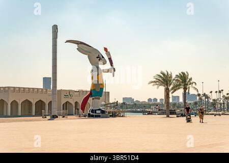 Orry la statue d'Oryx, mascotte des Jeux asiatiques de Doha 2006, se dresse sur le front de mer de la Corniche avec l'horizon de Doha en arrière-plan. point de repère culturel et sportif Banque D'Images