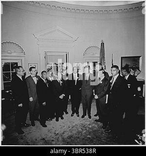 28 août 1963, Washington, District of Columbia, Etats-Unis - le président des Etats-Unis JOHN F. KENNEDY rencontre dans le bureau ovale de la Maison Blanche à Washington, DC avec les dirigeants de la marche sur Washington. De gauche à droite : Willard Wirtz, Martin Luther King, Jr., Eugene Carson Blake, John F. Kennedy, vice-président Lyndon Baines Johnson, Walter Reuther autres non dans l'ordre A. Philip Randolph, John Lewis, Whitney Young, Mathew Ahmann, Joachin Prinz, Roy Wilkins, Floyd McKissick (crédit image : © Maison Blanche/CNP via ZUMA Wire) Banque D'Images
