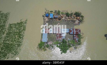 16 juillet 2020, Bogura, Bangladesh : (NOTE DE LA RÉDACTION : image prise avec un drone.).vue aérienne des maisons submergées et des champs de culture à Bogura..un tiers du Bangladesh est sous l'eau après de fortes pluies ont frappé le pays. Au moins 1,5 millions de personnes ont été touchées, les maisons et les routes des villages étant inondées. Les responsables du Centre de prévision et d'alerte des inondations (FFWC) ont rapporté que la situation des inondations dans 15 districts du nord et du centre est due à la hausse des niveaux d'eau des principaux fleuves, y compris le Brahmapoutre, Jamuna, Padma, Teesta et Dharla. (Crédit image : © Zabed Hasnain Chowdhury/SOPA images Banque D'Images