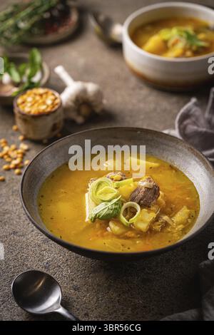 Gros plan d'un bol de soupe aux pois avec des morceaux de jambon et de viande Banque D'Images