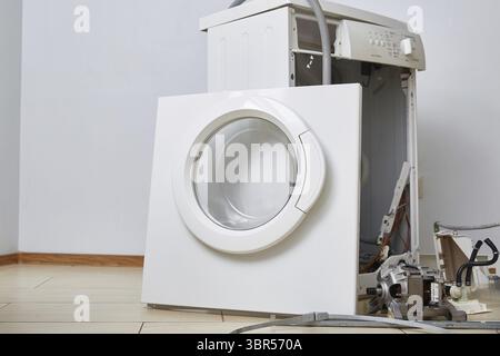 Réparation de lave-linge. Machine à laver démontée. Gros plan. Copier l'espace Banque D'Images