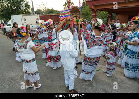 19 janvier 2019, Santa Elena, Yucatan, Mexique : les femmes en huipils brodés et chapeaux fleuris se préparent pour la danse de la tête du cochon et de la dinde, ou Baile de la cabeza del cochino y del pavo à Santa Eleana, Yucatan, Mexique. Cette danse du festival maya n'est exécutée qu'une fois par an. (Crédit image : © Jon G. Fuller/VW pics via ZUMA Wire) Banque D'Images