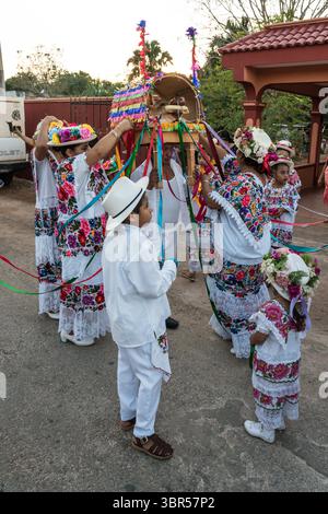 19 janvier 2019, Santa Elena, Yucatan, Mexique : les femmes en huipils brodés et chapeaux fleuris se préparent pour la danse de la tête du cochon et de la dinde, ou Baile de la cabeza del cochino y del pavo à Santa Eleana, Yucatan, Mexique. Cette danse du festival maya n'est exécutée qu'une fois par an. (Crédit image : © Jon G. Fuller/VW pics via ZUMA Wire) Banque D'Images